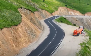 Մեղրու լեռնանցքով անցնող ճանապարհը կրկնակի ասֆալտապատվել է շինարարի միջոցների հաշվին