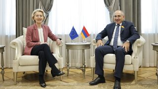 Ուրսուլան սիրաշահում է Կովկասին- Եվրահանձնաժողովի ղեկավարը Բաքվում և Երևանում քննարկել է էներգետիկան և տրանսպորտը