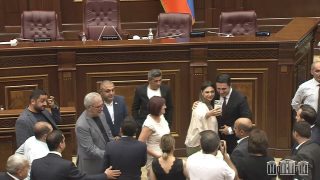 ՀՈՒԶՎԱԾ ԳՐԿԱԽԱՌՆՈՒԹՅՈՒՆՆԵՐ, ՍԵԼՖԻՆԵՐ. ՀՐԱԺԵՇՏ ԵՆ ՏԱԼԻՍ ԱԼԵՆ ՍԻՄՈՆՅԱՆԻՆ