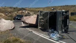 Թալին-Քարակերտ ավտոճանապարհին քարով բարձված «ԿամԱԶ»-ը կողաշրջվել է․ վարորդը տեղում մաhացել է