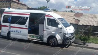 Եղվարդում բախվել են «Nissan Tiida»-ն և կանչի վայր մեկնող Եղվարդի հիվանդանոցի շտապօգնության ավտոմեքենան