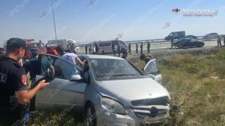 «Mercedes»-ը Կոշ գյուղի ճանապարհին դուրս է եկել երթևեկելի գոտուց և բախվել քարերին. կա 4 վիրավոր