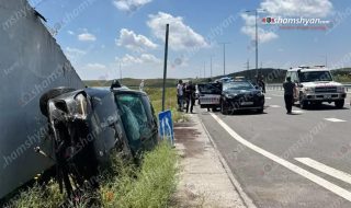 Երևան-Գյումրի ավտոճանապարհին «Mercedes CLA»-ն բախվել է կամրջի բետոնե արգելապատնեշին և կողաշրջվել․ կան վիրավnրներ