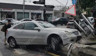 Երևանում «Mercedes»-ը բախվել է հետիոտնի համար նախատեսված լուսացույցին, կոտրել այն, ապա մասամբ հայտնվել բետոնե արգելապատնեշի վրա