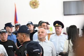 «Սրբազան պայքար»-ի գործով անցնող ՀՀ 9-րդ գումարման ԱԺ պատգամավոր Արթուր Սարգսյանի տնային կալանքը երկարաձգվեց 1 ամսով