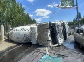 «Ծիրանի» ռեստորանի մոտ բախվել են «Howo» մակնիշի ինքնաթափը և բետոնախառնիչը․ վերջինը բախվել է ճամփեզրի քարերին և կողաշրջվել