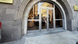 Ձերբակալվել է Գագիկ Ծառուկյանին պատկանող Երևանի «Արարատ» գինու, կոնյակի և օղու գործարանի տնօրեն Արման Դավթյանը. Սպուտնիկ Արմենիա