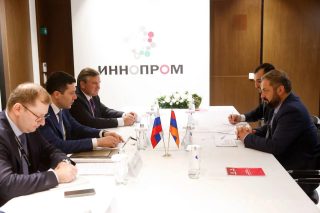 Պապոյանը հանդիպել է ՌԴ արդյունաբերության և առևտրի նախարարի հետ. ի՞նչ են քննարկել