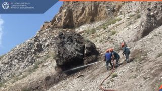Փրկարարները հարկադիր քարաթափման միջոցով հեռացրել են քարը՝ ապահովելով անվտանգ երթևեկություն