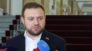 Սա ԱԺ է, դադարեցրե՛ք քննարկումները, թե ով, ում կողքին է նստում. Տիգրան Աբրահամյան