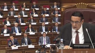 Որտե՞ղ է Հայոց Հայրապետը. Նարեկ Կարապետյանի հարցից հետո ԱԺ նիստերի դահլիճում իրավիճակը լարվեց