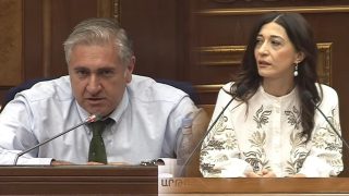 Արփի Դավոյանը ամբիոնից ամոթանք տվեց Արթուր Խաչատրյանին՝ հորդորեց գիտելիքները հարստացնի