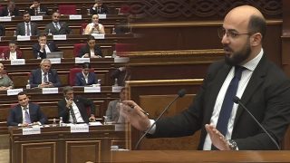 Լռե՛ք, մի խանգարեք. ԱԺ-ում իրավիճակը լարվեց կուսակրոնության մասնագետ Արթուր Հովհաննիսյանի ելույթի ժամանակ