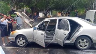 Աբովյանում հրդեհ է բռնկվել «Mercedes»-ում․ կրակի տարածման դեմ պայքարել են քաղաքացիները