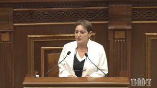 Կաթողիկոսի դեմ հուժկու պայքար մղող Ռուզաննա Երեմյանը ԱԺ ամբիոնից ներկայացնում է իր կյանքը