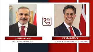 Արտաքին գործերի նախարար Հաքան Ֆիդանը հեռախոսազրույց է ունեցել Միացյալ Թագավորության նորանշանակ արտաքին գործերի նախարար Էդ Մելիբենդի հետ