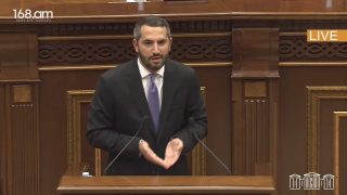 Ասում եք՝ պարոն Ռուբինայն, ինչո՞ւ է Ձեր եղբայրն աշխատում բանկում, է լավ է անում. Ռուբինյան
