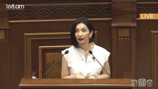 ՔՊ-ական Թագուհի Ղազարյանն անհասկանալի հայերենով և հուզված պատասխանում է ընդդիմադիրներին