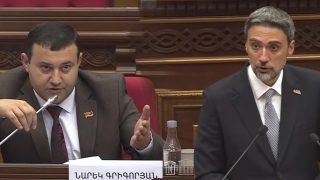 Վեհափառի անձնագրի մեջ գրված է Գարեգին Բ. Վարդևանյանը՝ ՔՊ-ական պատգամավորին