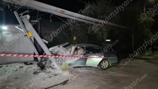 Նոր Արեշում Nissan Teana-ն բախվել է Գազել-ին, ապա գազատար խողովակների հենասյուներին․ կան վիրավորներ